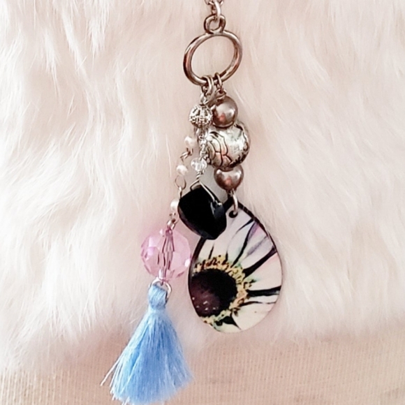 Artsy Daisy Necklace - Picture 10 of 11